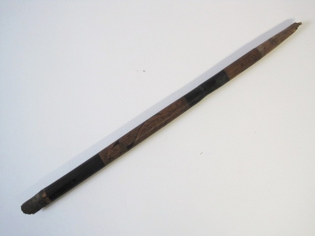 Stück eines bemalten Bambusschaftes (Museum Schloss Bernburg CC BY-NC-SA)