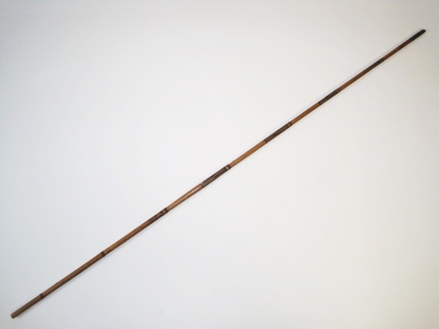 Bambus Pfeil mit Bemalung (Museum Schloss Bernburg CC BY-NC-SA)