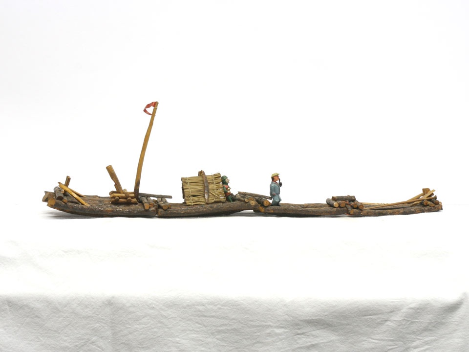 Modell &quot;Floß mit Strohhütte und 2 Figuren&quot; (Salzlandmuseum Schönebeck CC BY-NC-SA)