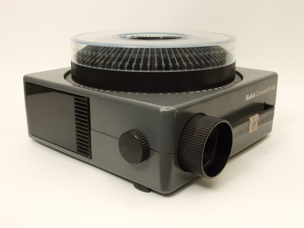 Diaprojektor Kodak "Carousel S-AV" (Industrie- und Filmmuseum Wolfen CC BY-NC-SA)