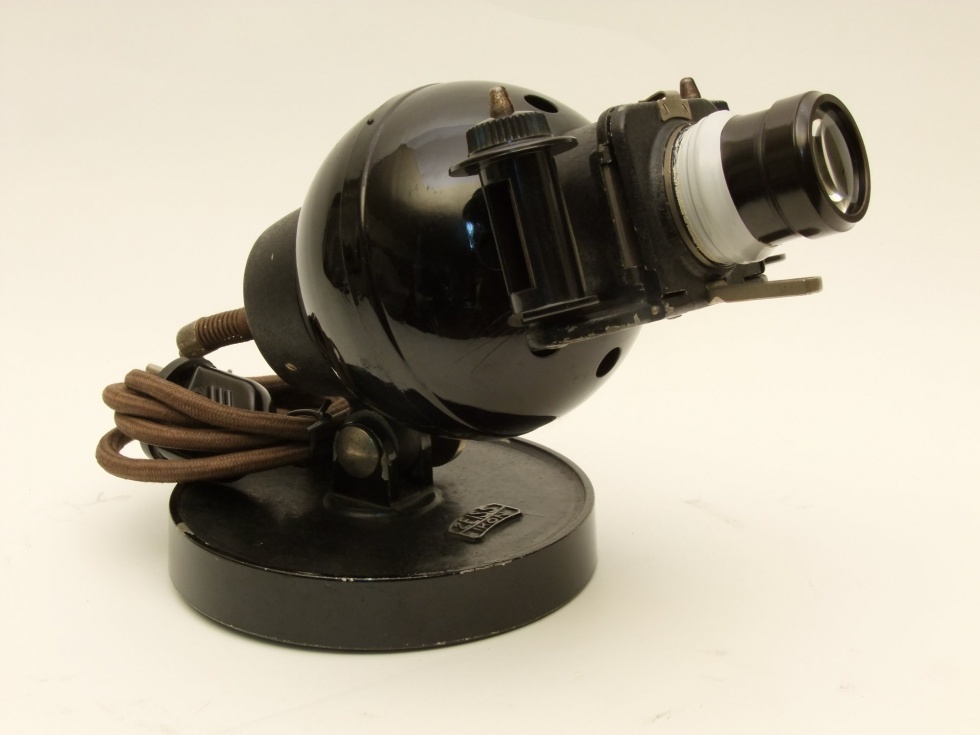 Kleinbildprojektor "Kleinbildwerfer 100 W" (Industrie- und Filmmuseum Wolfen CC BY-NC-SA)