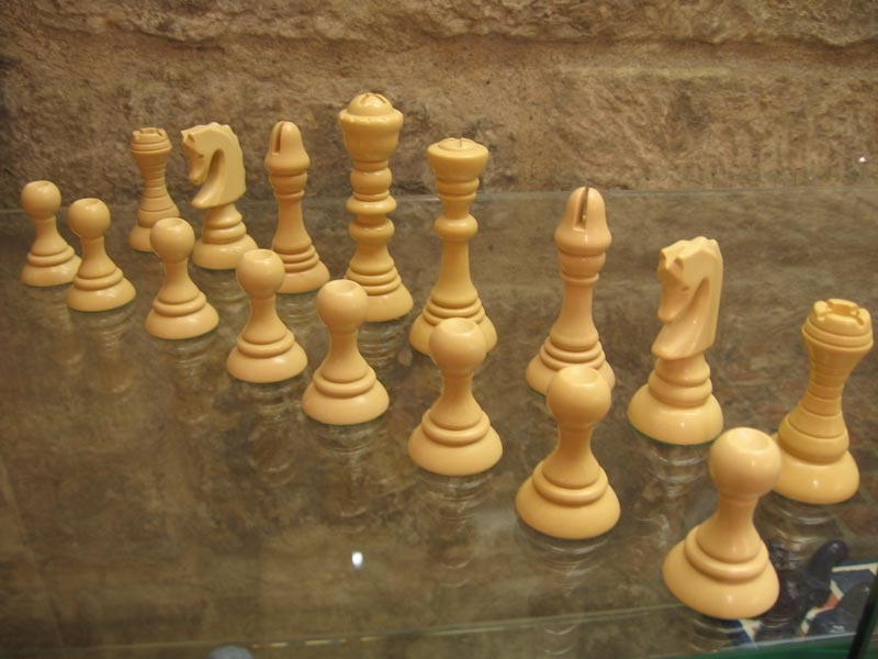 Schachfiguren nach Antoni Gaudi (Schachmuseum Ströbeck CC BY-NC-SA)