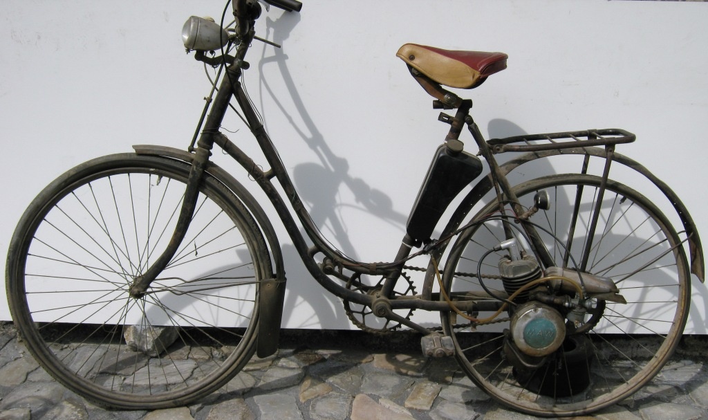 Fahrrad mit Hilfsmotor an einem MIFA - Damen - Fahrrad (Fahrzeugmuseum Staßfurt CC BY-NC-SA)