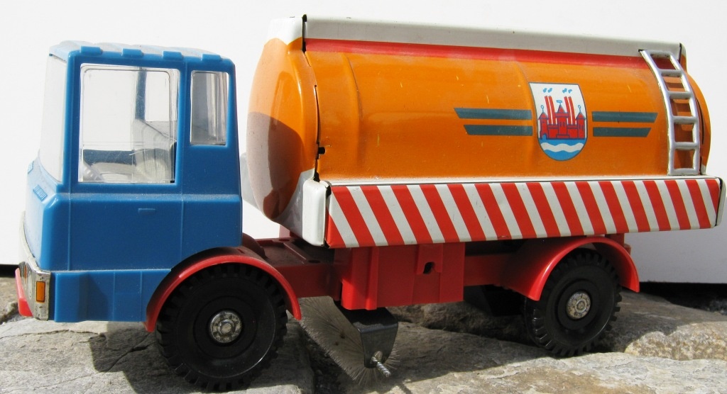 LKW - Metall - Spielzeug Straßenkehrmaschine (Fahrzeugmuseum Staßfurt CC BY-NC-SA)