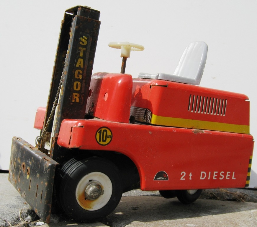 LKW - Metall - Spielzeug Gabelstabler in rot (Fahrzeugmuseum Staßfurt CC BY-NC-SA)