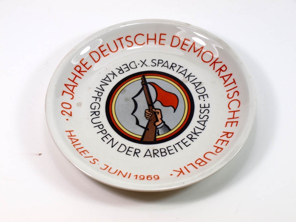 Teller zum 20. Jahrestag der Deutschen Demokratischen Republik (DDR) und der X. Spartakiade der Kampfgruppen der DDR 1969 in Halle (Museum Weißenfels - Schloss Neu-Augustusburg CC BY-NC-SA)