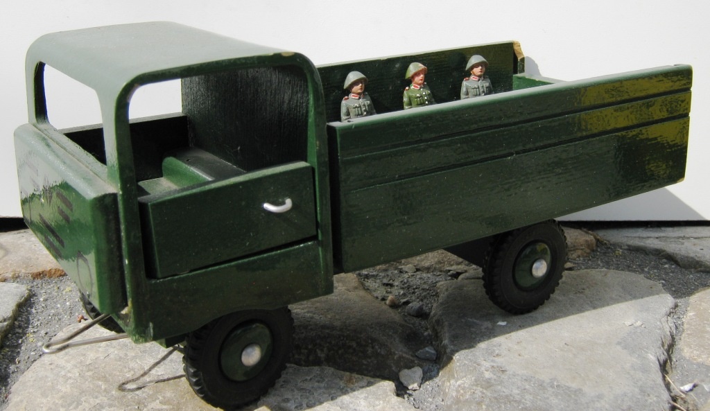 LKW Spielzeug aus Holz Transporter der NVA mit Personen (Fahrzeugmuseum Staßfurt CC BY-NC-SA)