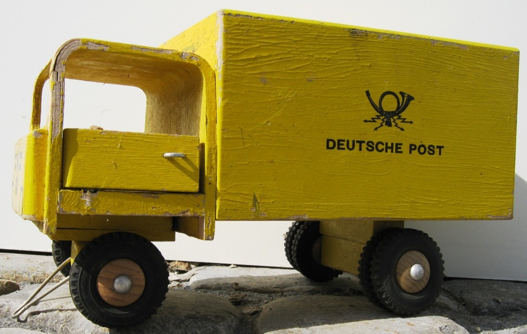 LKW Spielzeug aus Holz als Transporter der Deutschen Post (Fahrzeugmuseum Staßfurt CC BY-NC-SA)