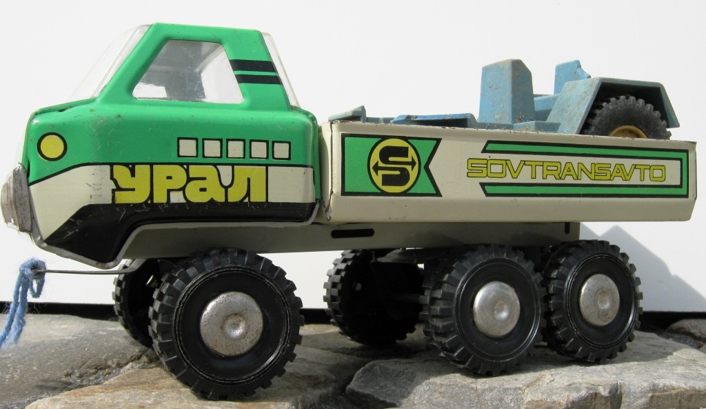 LKW - Metall - Spielzeug Ural Transporter in grün (Fahrzeugmuseum Staßfurt CC BY-NC-SA)