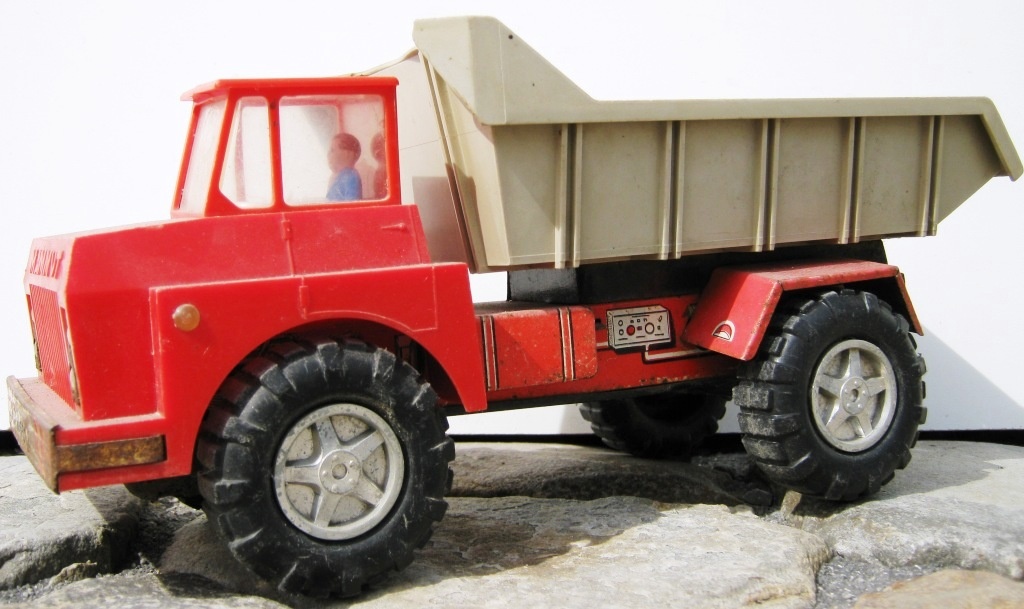 LKW - Metall - Spielzeug Plaste-Transporter in grot/grau (Fahrzeugmuseum Staßfurt CC BY-NC-SA)