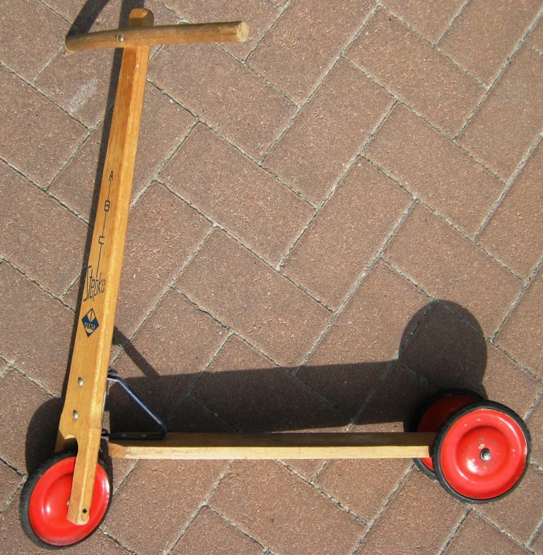 Kinderroller Stepke aus Holz mit kleinen 3 roten Räder aus ASL (Fahrzeugmuseum Staßfurt CC BY-NC-SA)