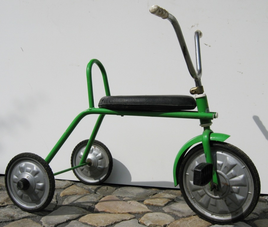 Kinderroller aus Metall in Blau mit Sitz und mit 8 Zoll Räder (Fahrzeugmuseum Staßfurt CC BY-NC-SA)