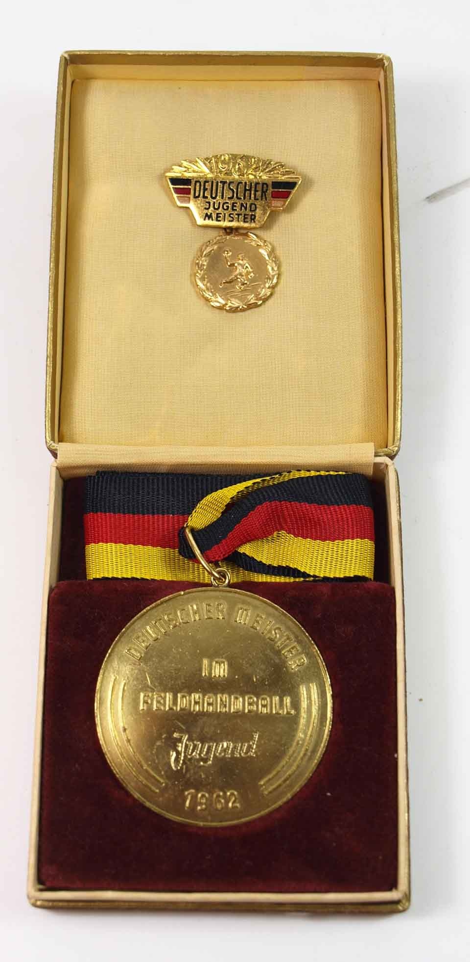 Medaille Deutscher Jugendmeister im Fledhandball der Frauen 1962 (Museum Weißenfels - Schloss Neu-Augustusburg CC BY-NC-SA)