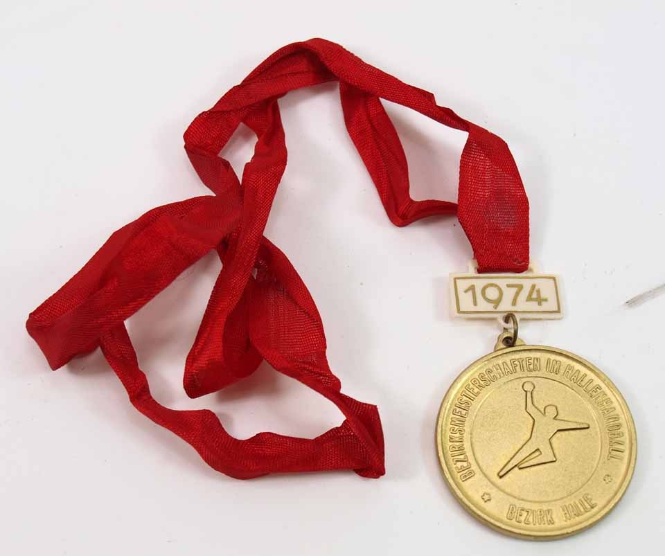 Medaille Bezirksmeisterschaften im Hallenhandball 1974 in Halle (Museum Weißenfels - Schloss Neu-Augustusburg CC BY-NC-SA)