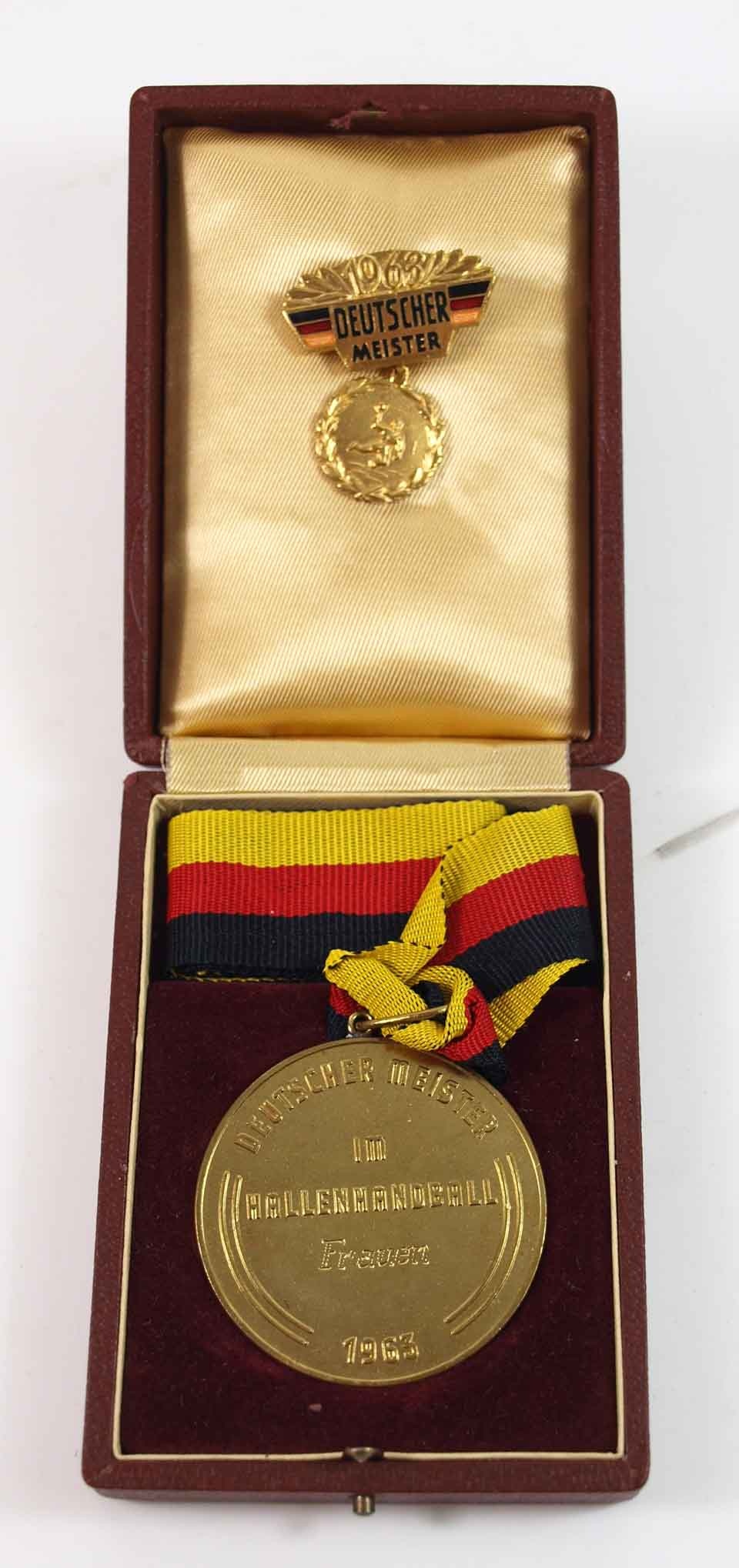 Medaille Deutscher Meister im Hallenhandball der Frauen 1963 (Museum Weißenfels - Schloss Neu-Augustusburg CC BY-NC-SA)