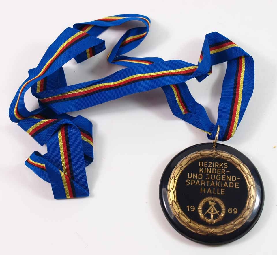 Goldmedaille zur Bezirks Kinder- und Jugensoartakiade in Halle 1969 (Museum Weißenfels - Schloss Neu-Augustusburg CC BY-NC-SA)