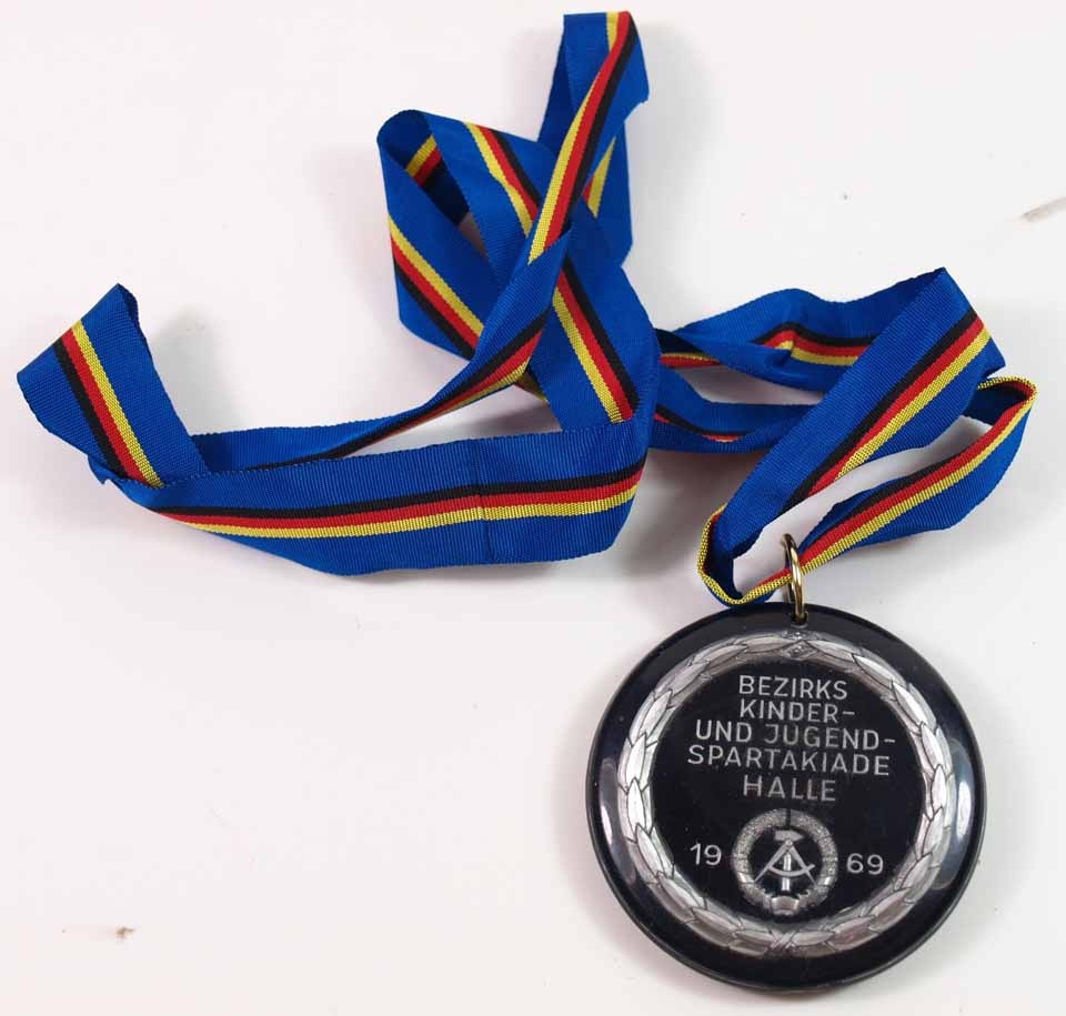 Silbermedaille zur Bezirks Kinder- und Jugendspartakiade in Halle 1969 (Museum Weißenfels - Schloss Neu-Augustusburg CC BY-NC-SA)