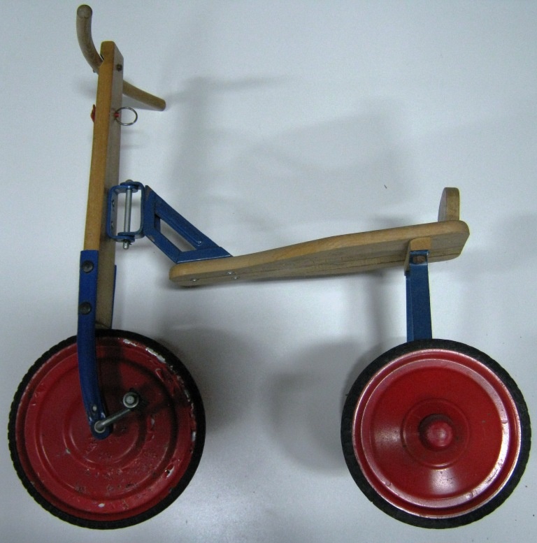 Dreirad aus Holz mit Beschriftung JUMBO (Fahrzeugmuseum Staßfurt CC BY-NC-SA)