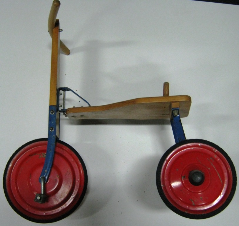 Dreirad aus Holz mit großem Rad vorn (Fahrzeugmuseum Staßfurt CC BY-NC-SA)