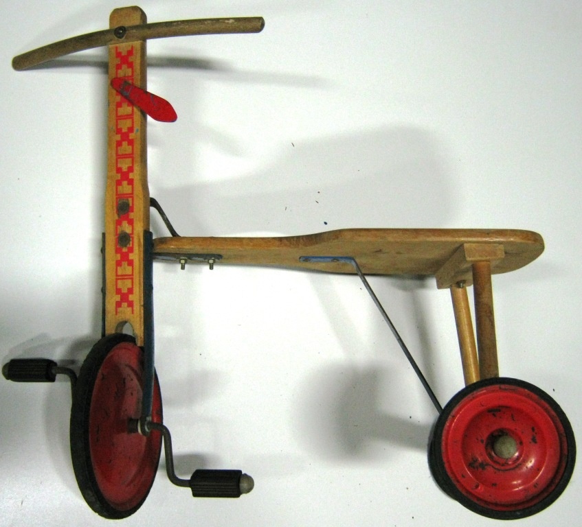 Dreirad aus Holz mit großem Rad vorn und etwas kleineren hinten (Fahrzeugmuseum Staßfurt CC BY-NC-SA)