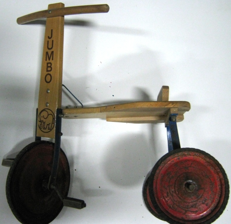 Dreirad aus Holz mit Beschriftung JUMBO in brauner Farbe (Fahrzeugmuseum Staßfurt CC BY-NC-SA)