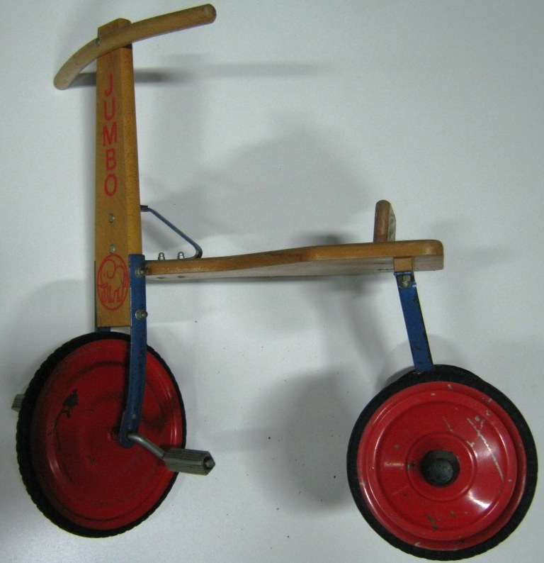 Dreirad aus Holz mit Beschriftung JUMBO in roter Farbe (Fahrzeugmuseum Staßfurt CC BY-NC-SA)