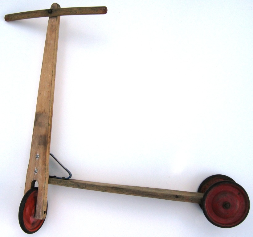 Kinderroller aus Holz mit 3 Rädern ohne Aufschrift (Fahrzeugmuseum Staßfurt CC BY-NC-SA)
