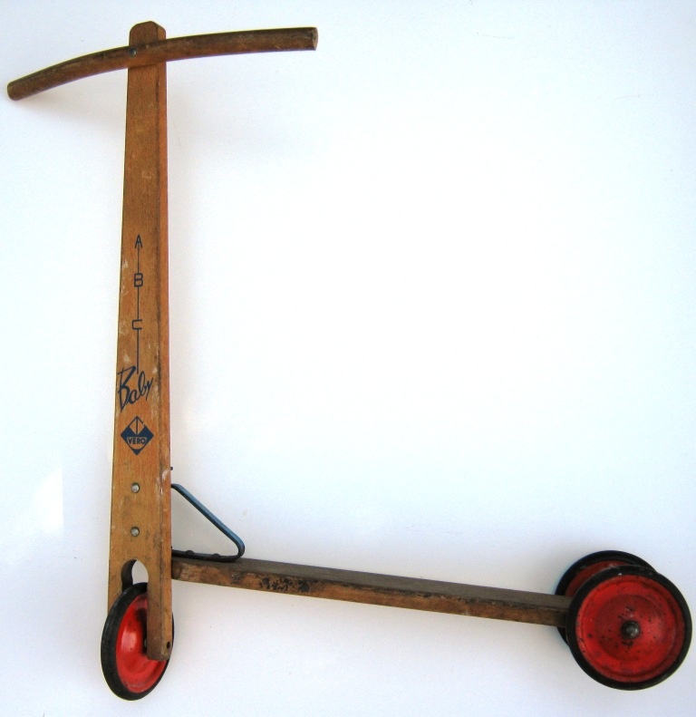 Kinderroller aus Holz mit Aufschrift A-B-C Baby von 1982 (Fahrzeugmuseum Staßfurt CC BY-NC-SA)