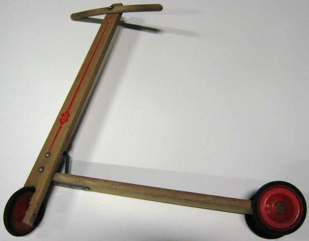 Kinderroller aus Holz mit Aufschrift 3 (Fahrzeugmuseum Staßfurt CC BY-NC-SA)