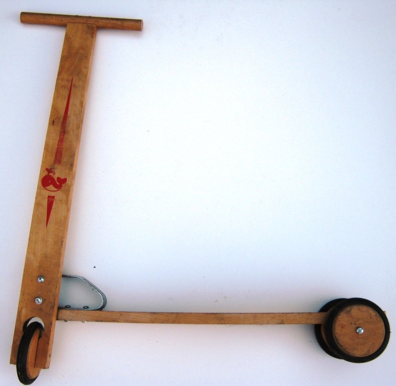 Kinderroller aus Holz mit Aufschrift 3 (Fahrzeugmuseum Staßfurt CC BY-NC-SA)