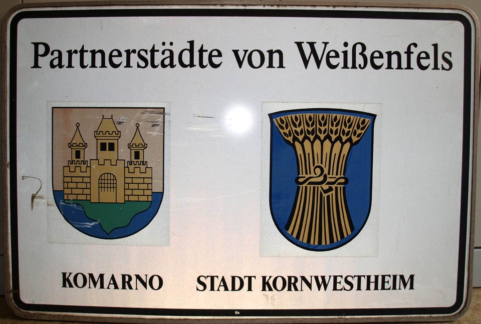 Hinweisschild über die Partnerstädte Weißenfels Kornwestheim und Komarno (Museum Weißenfels - Schloss Neu-Augustusburg CC BY-NC-SA)