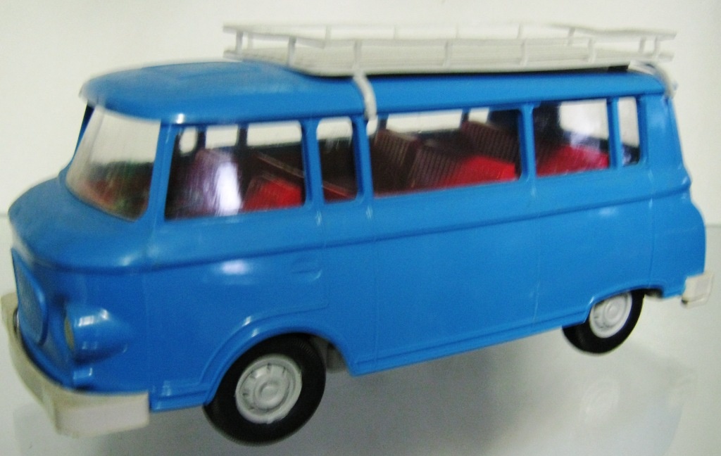 Barkas B1000 Bus in Farbe blau mit Gepäckträgersystem (Fahrzeugmuseum Staßfurt CC BY-NC-SA)