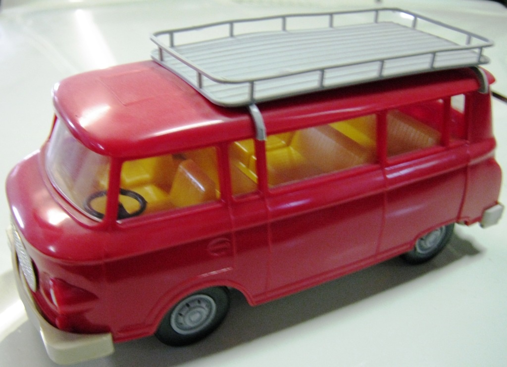 Barkas B1000 Bus in Farbe Rot (Fahrzeugmuseum Staßfurt CC BY-NC-SA)