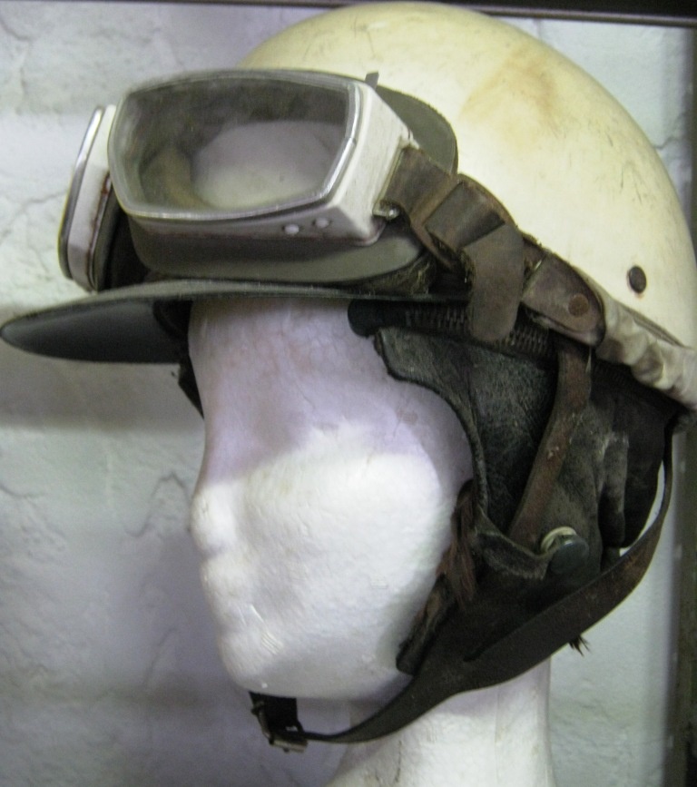Motorradbrille mit Metalleinfassung (Fahrzeugmuseum Staßfurt CC BY-NC-SA)