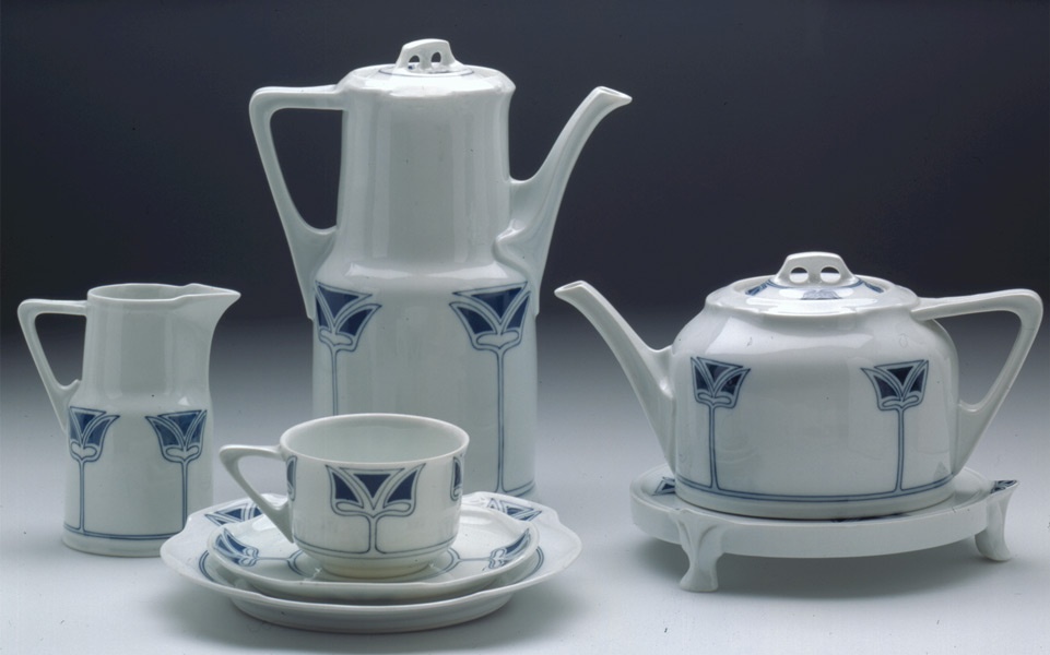 Kaffee- und Teekanne, Teekannenuntersatz, Milchkännchen, zwei Tassen, Untertassen und Teller (Kulturstiftung Sachsen-Anhalt CC BY-NC-SA)