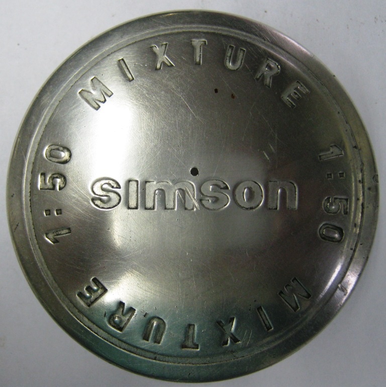 Tankdeckel SIMSON aus Alu mit Aufschrift mixure (Fahrzeugmuseum Staßfurt CC BY-NC-SA)