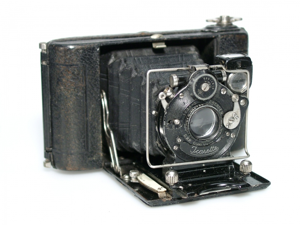 Rollfilmkamera &quot;Zeiss Icon Icarette 493&quot; (Industrie- und Filmmuseum Wolfen CC BY-NC-SA)
