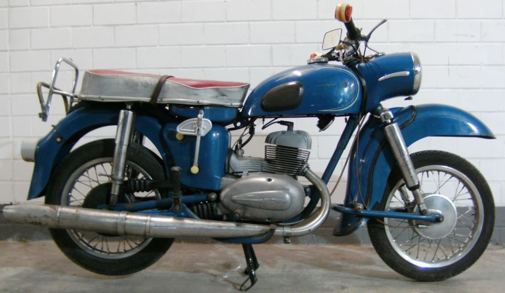 Motorrad MZ ES 250-1 in Farbe blau (Fahrzeugmuseum Staßfurt CC BY-NC-SA)