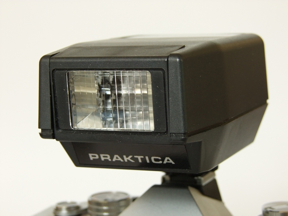 Fotoblitzgerät Praktica B 220 (Industrie- und Filmmuseum Wolfen CC BY-NC-SA)