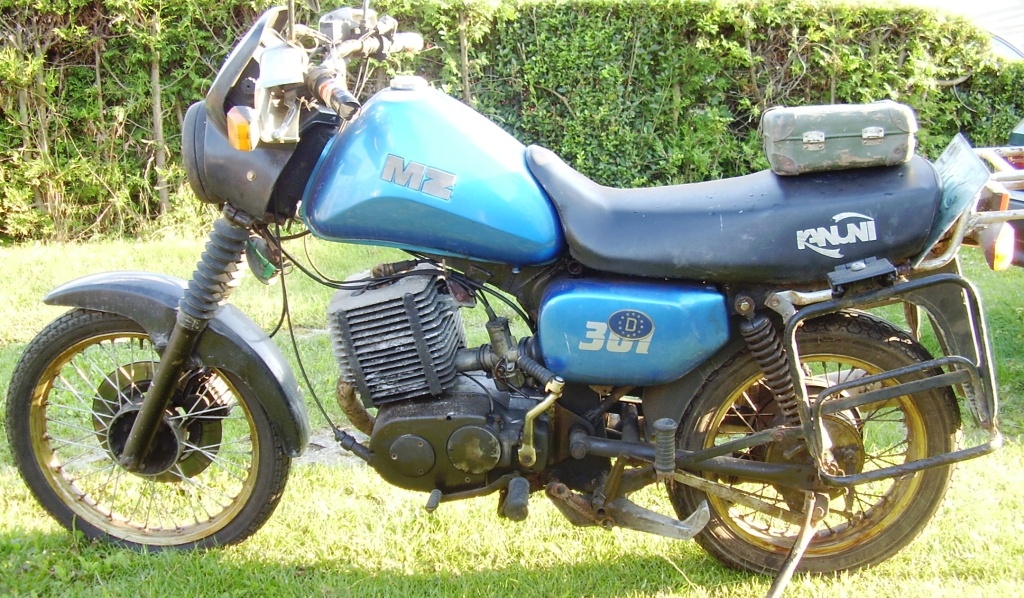 Motorrad MZ ETZ 301 Kanuni von 1996 in blau (Fahrzeugmuseum Staßfurt CC BY-NC-SA)