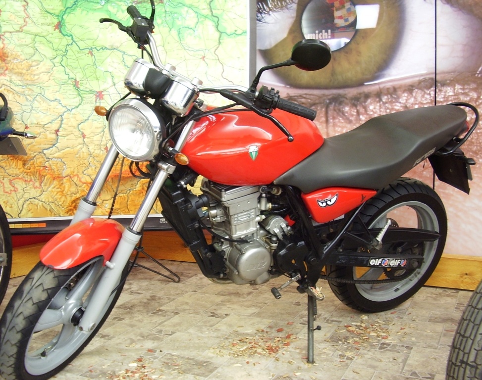 Motorrad MZ RT 125 von 2001 in rot (Fahrzeugmuseum Staßfurt CC BY-NC-SA)