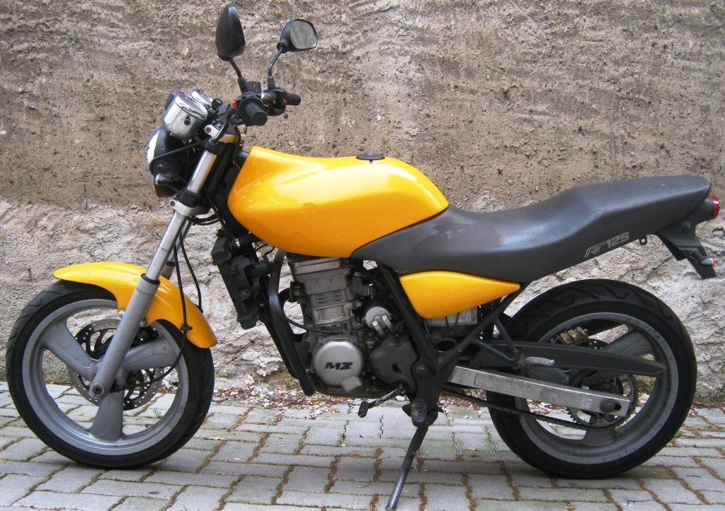 Motorrad MZ RT 125 von 2002 in gelb (Fahrzeugmuseum Staßfurt CC BY-NC-SA)
