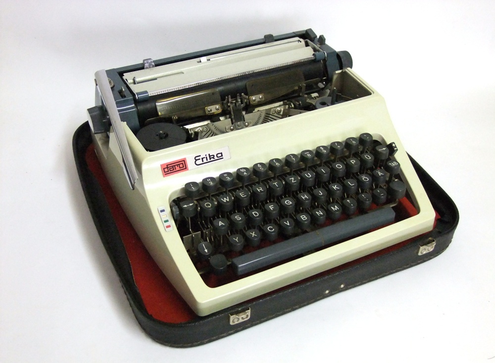 Schreibmaschine daro Erika (Kreismuseum Bitterfeld CC BY-NC-SA)