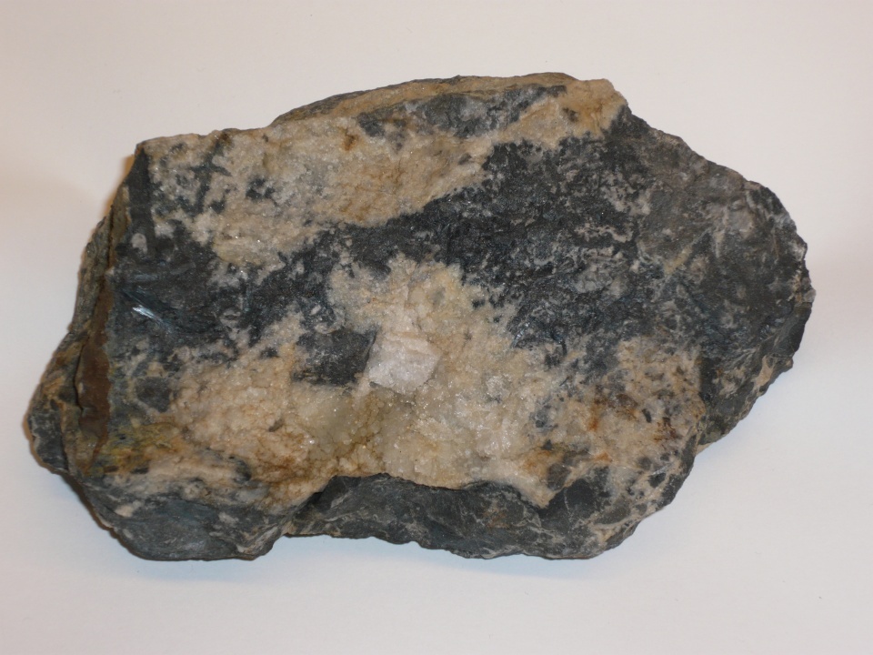 Antimonit, Zinkenit mit Quarz (Harzmuseum Wernigerode CC BY-NC-SA)