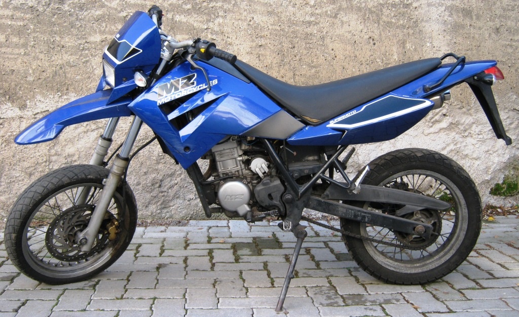 Motorrad MZ RT 125 SM in blau von 2004 (Fahrzeugmuseum Staßfurt CC BY-NC-SA)