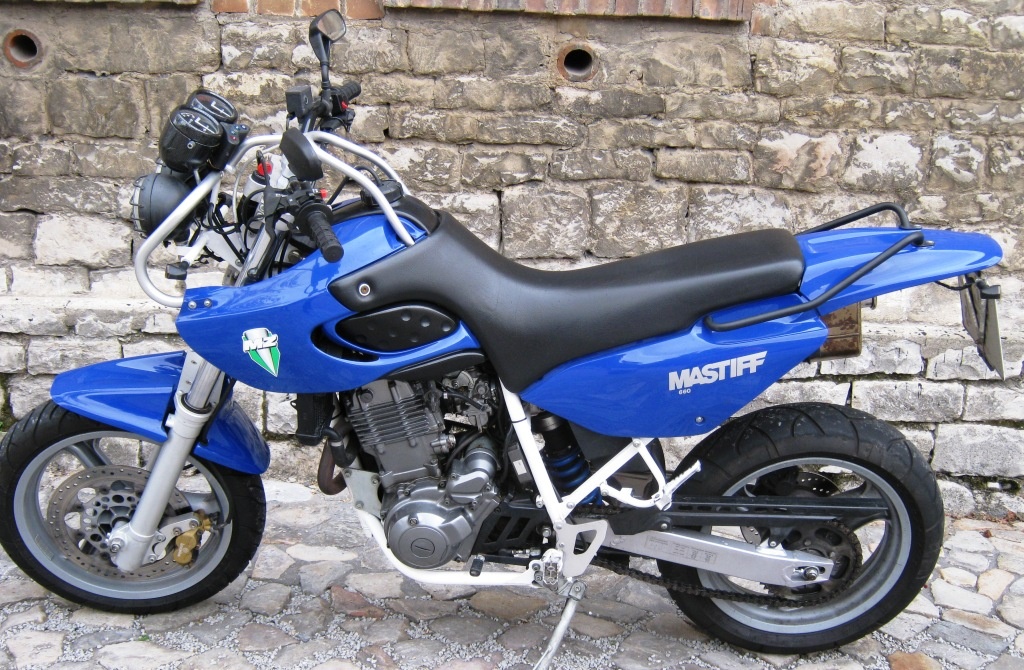 Motorrad MZ 660 Mastiff in blau (Fahrzeugmuseum Staßfurt CC BY-NC-SA)