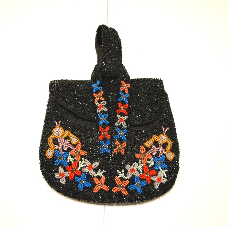 Perltasche mit Schlaufenverschluss (Kulturhistorisches Museum Schloss Merseburg CC BY-NC-SA)