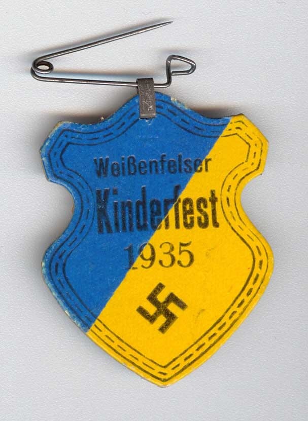 Veranstaltungsabzeichen zum Weißenfelser Kinderfest, 1935 (Museum Weißenfels - Schloss Neu-Augustusburg CC BY-NC-SA)