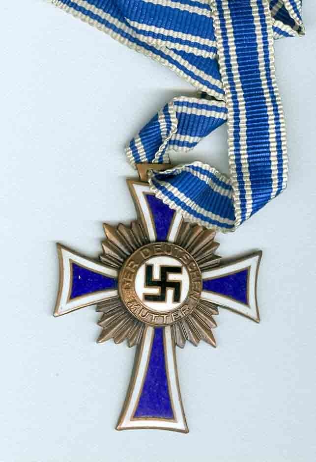 Ehrenkreuz der Deutschen Mutter 3. Stufe, 2 Form 1939 - 1944, Mutterkreuz (Museum Weißenfels - Schloss Neu-Augustusburg CC BY-NC-SA)