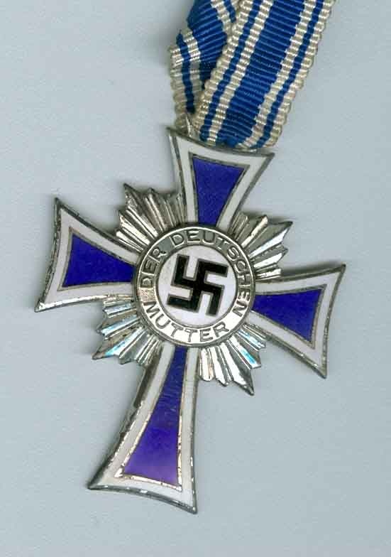 Ehrenkreuz der Deutschen Mutter 2. Stufe, 2. Form, Mutterkreuz (Museum Weißenfels - Schloss Neu-Augustusburg CC BY-NC-SA)